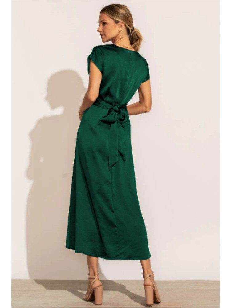 Robe portefeuille en satin – Élégance et confort pour toutes les occasions