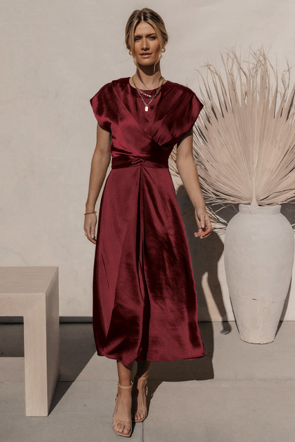 Robe portefeuille en satin – Élégance et confort pour toutes les occasions