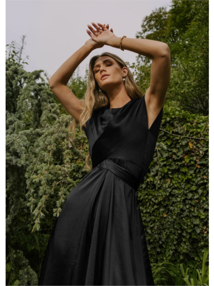 Robe portefeuille en satin – Élégance et confort pour toutes les occasions