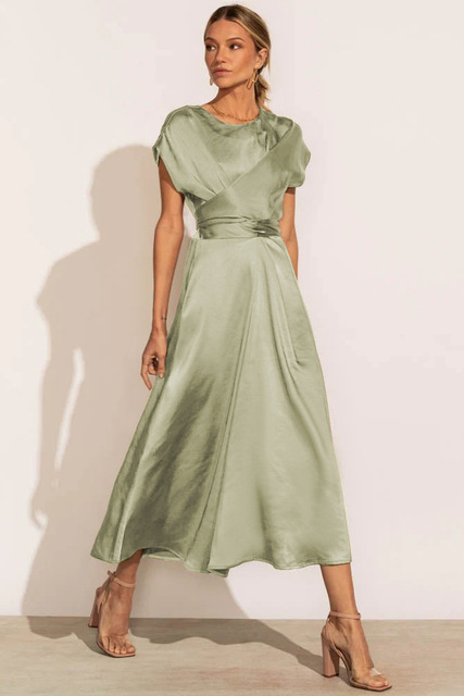 Robe portefeuille en satin – Élégance et confort pour toutes les occasions