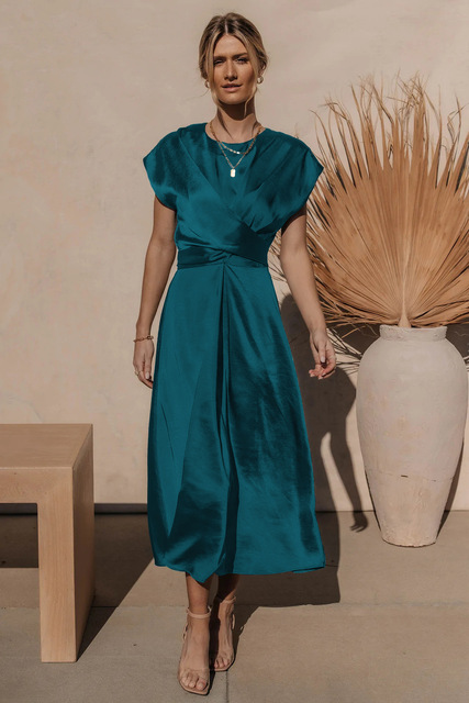 Robe portefeuille en satin – Élégance et confort pour toutes les occasions