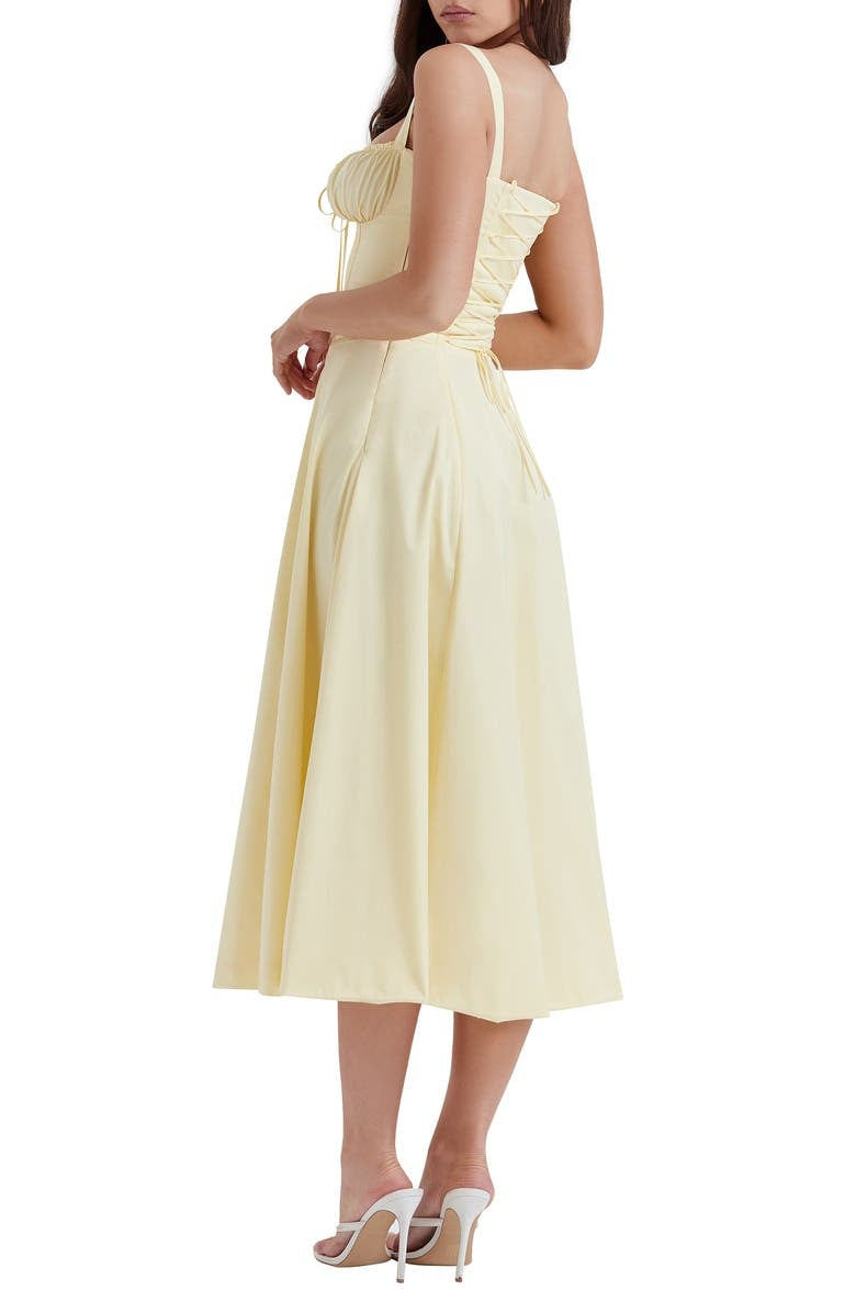 Robe élégante à taille marquée pour un look chic et intemporel