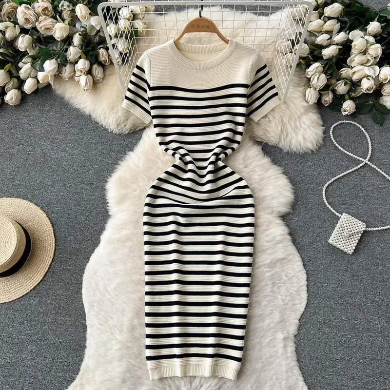 Robe de plage tissée à rayures – Légère et élégante pour l’été