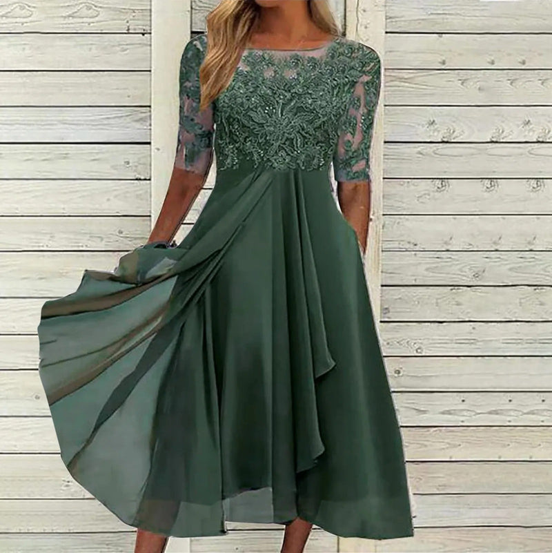 Robe en dentelle élégante faite à la main
