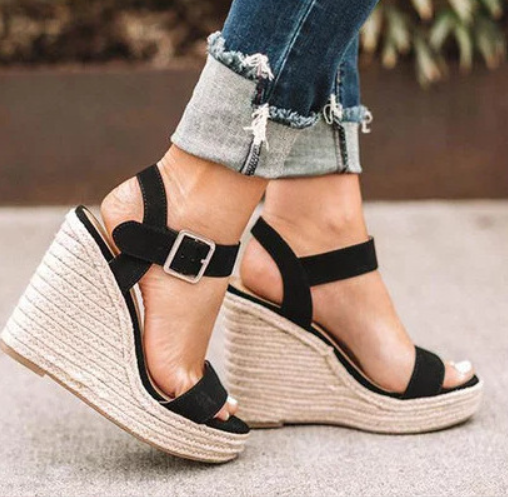 Sandales Compensées – Pour un Look Estival Tendance